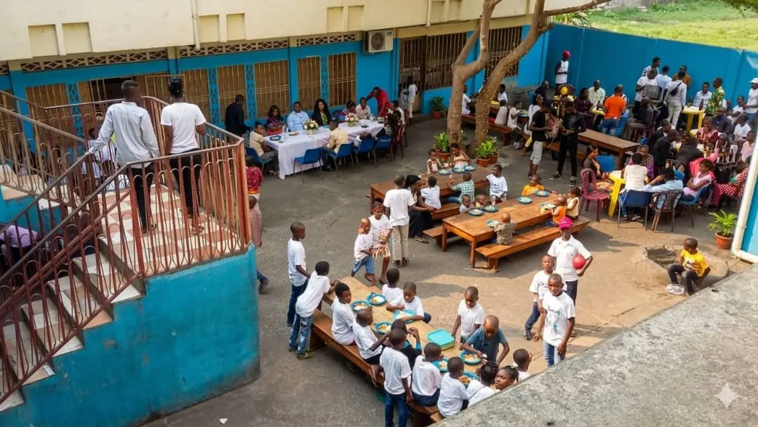 La terasse avec les enfants de l'orphelinat