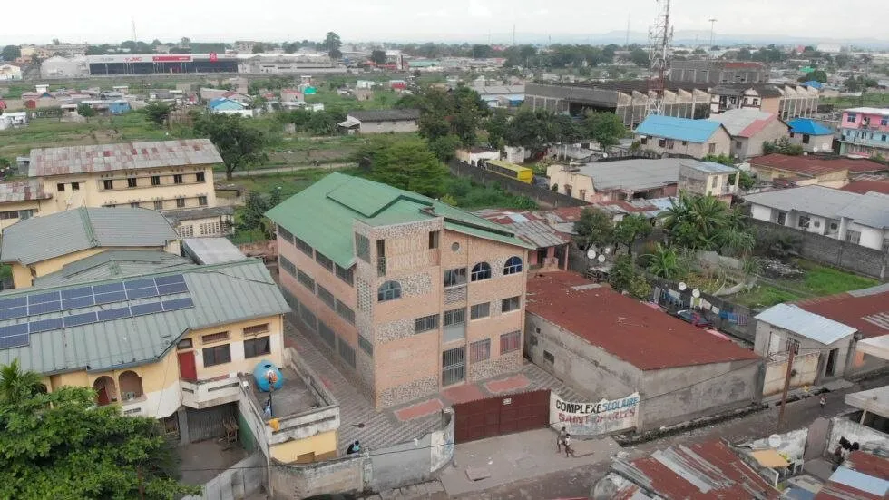 Vue d'ensemble de l'école et l'orphelinat